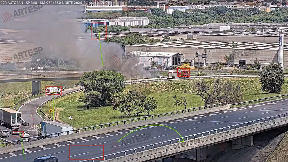 Carreta com requeijão tomba e pega fogo na Dom Gabriel; motorista fica ferido