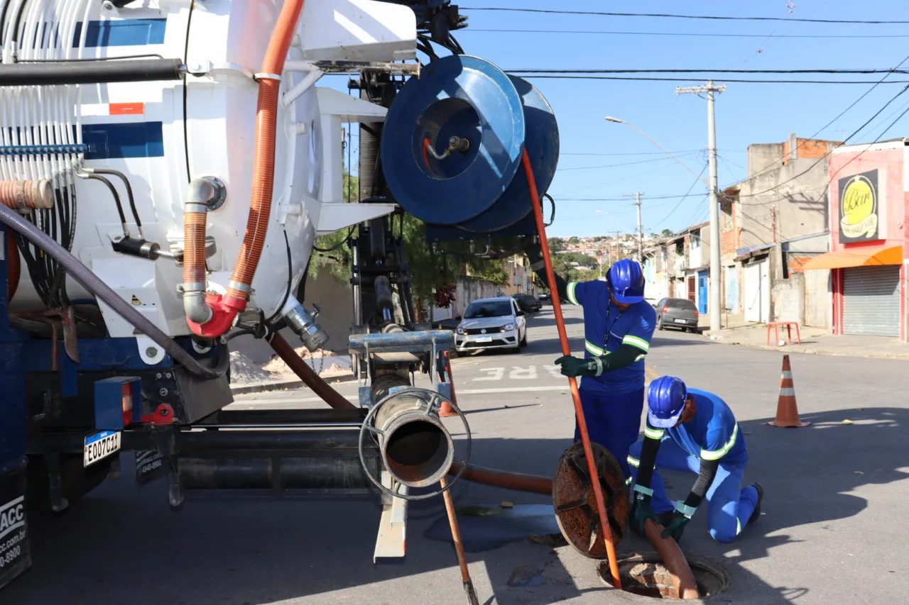 DAE retirou 336 toneladas de lixo e óleo da rede de esgoto em 2025