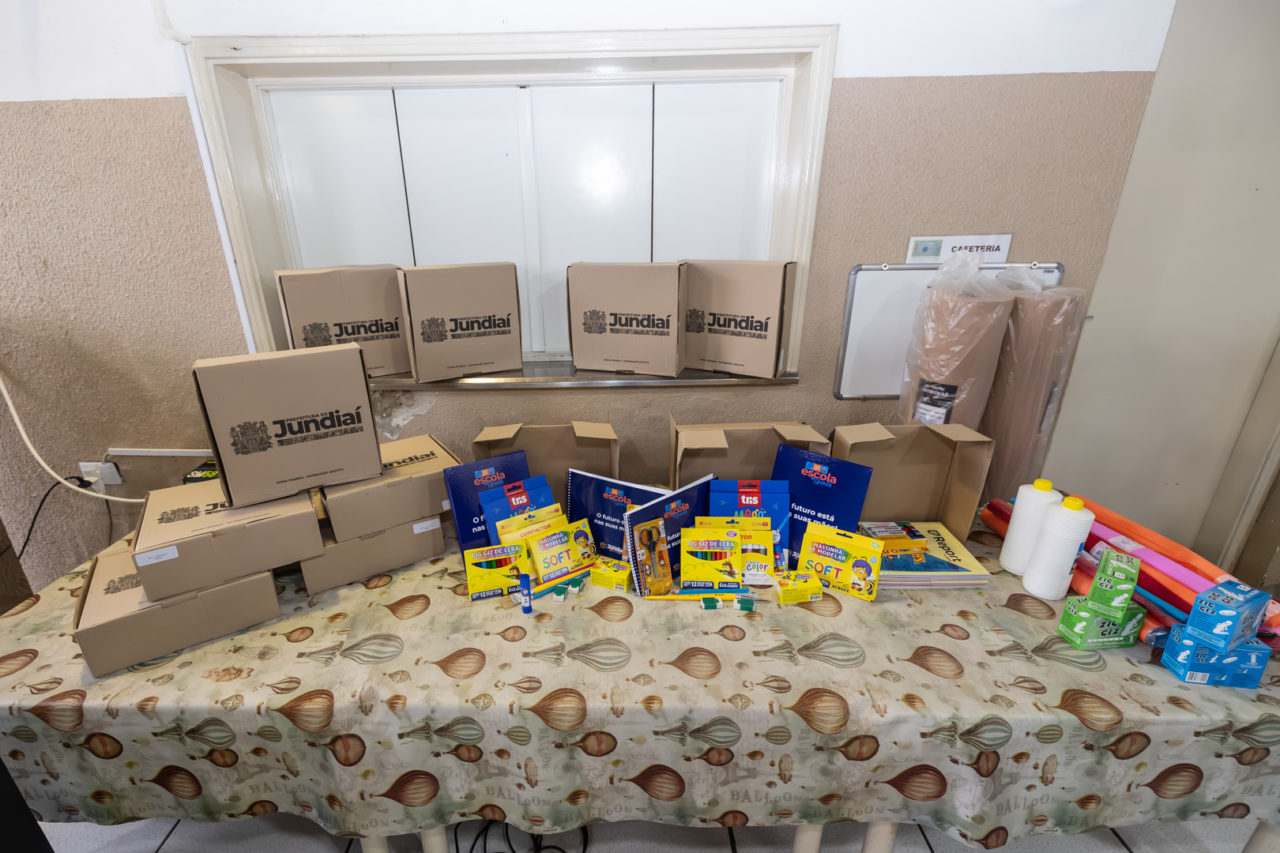 Mochilas cheias e futuro garantido: rede municipal inicia 2026 com entrega de kits escolares
