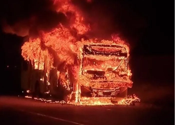Ônibus pega fogo no Terminal Vila Arens e mobiliza bombeiros
