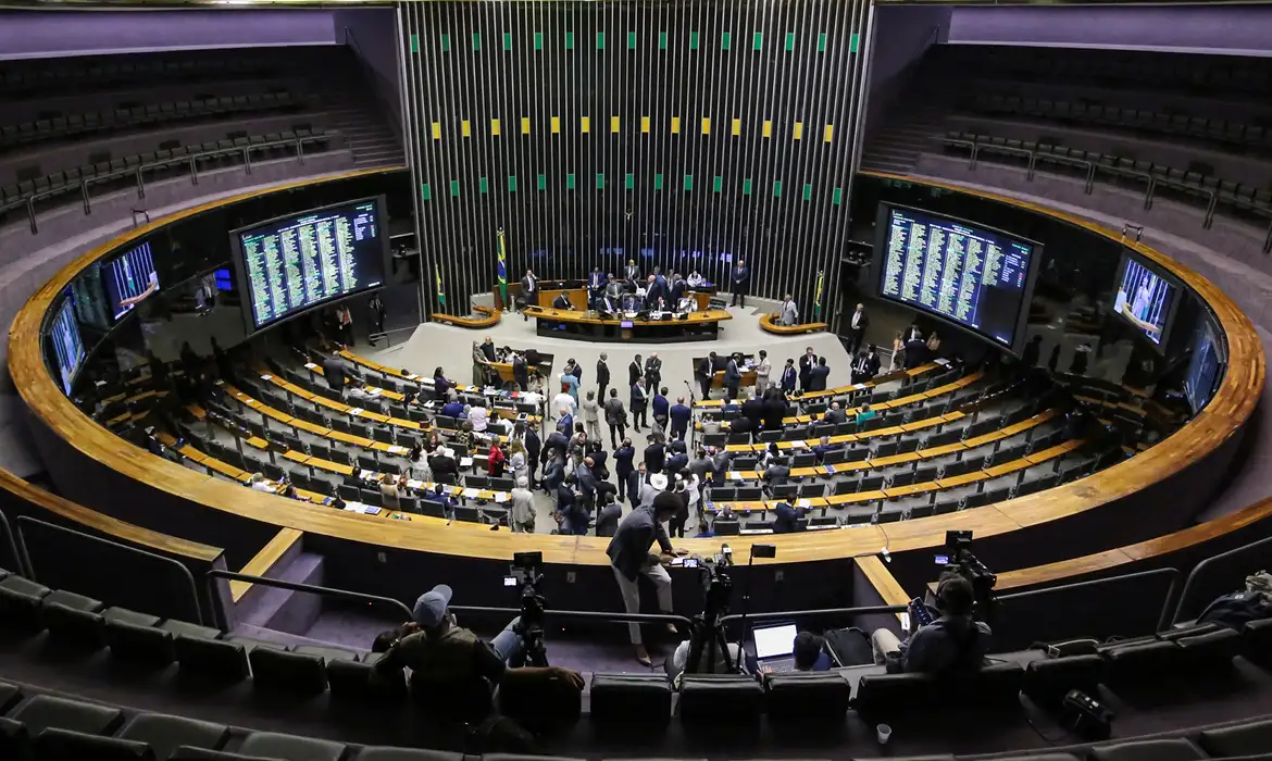 União Brasil perde oito deputados e critica PL por atrair quadros do partido