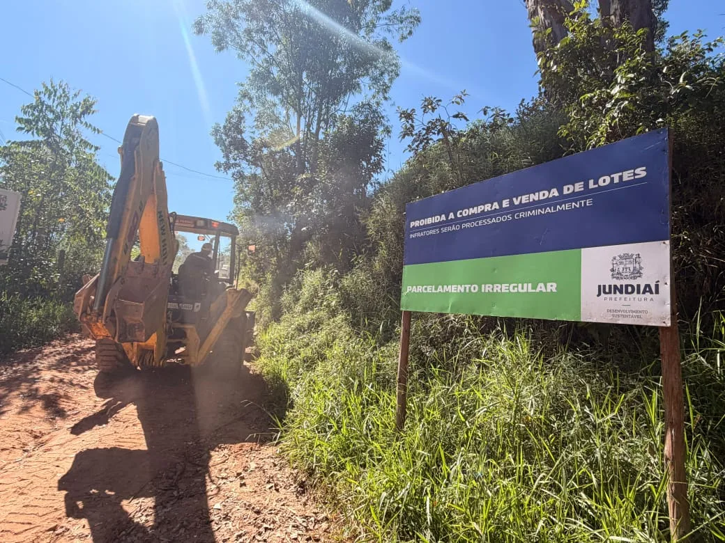 Prefeitura executa demolição em loteamento clandestino na Serra do Japi