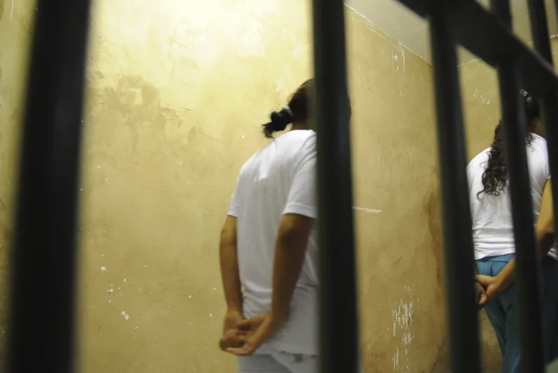 Mulher é presa em flagrante por agredir companheira e criança de 11 anos